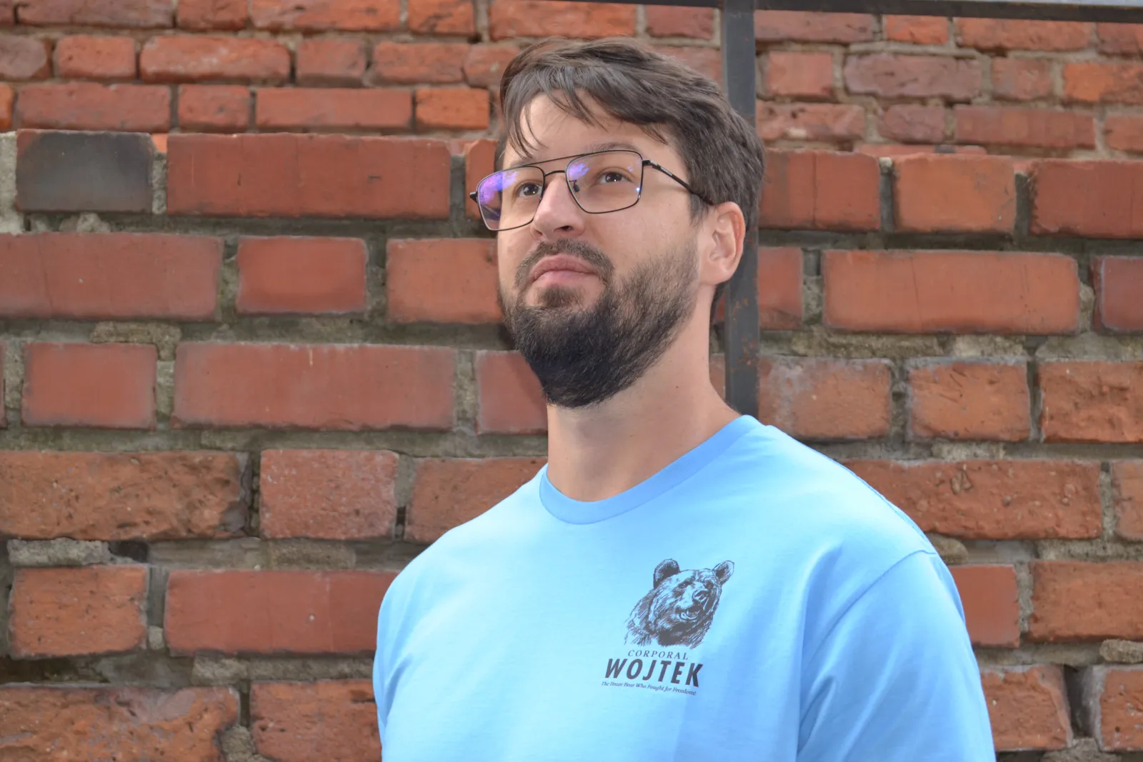 Corporal Wojtek T-Shirt, Italian Blue, from the brand shoot: against the brick